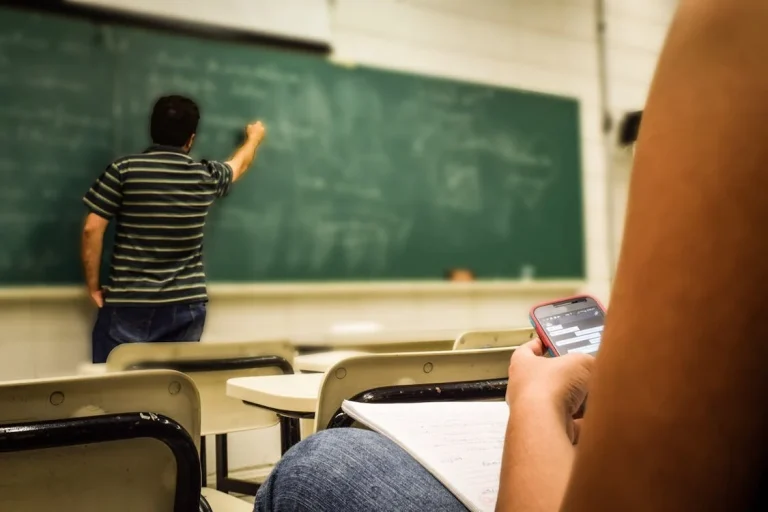 TEACHER JOB VACANCIES ACROSS KERALA.തൃശ്ശൂര്‍ അടക്കം വിവിധ ജില്ലകളിലായി നിരവധി അദ്ധ്യാപക ഒഴിവുകള്‍